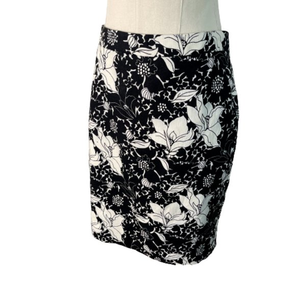 J. Crew Dresses & Skirts - J. Crew The Pencil Skirt Black Cream Floral Size 6